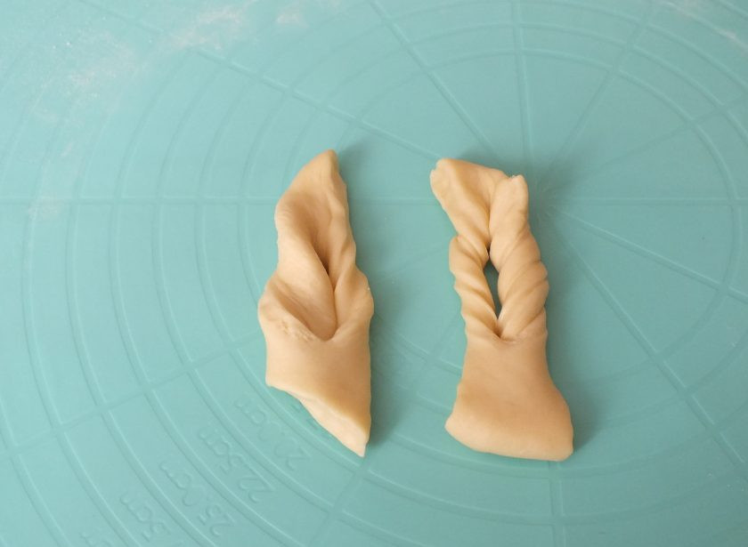 1. Этап. Хворост на сыворотке: Возьмите один кусочек теста и выверните край в прорезь, подтяните, повторите процесс.