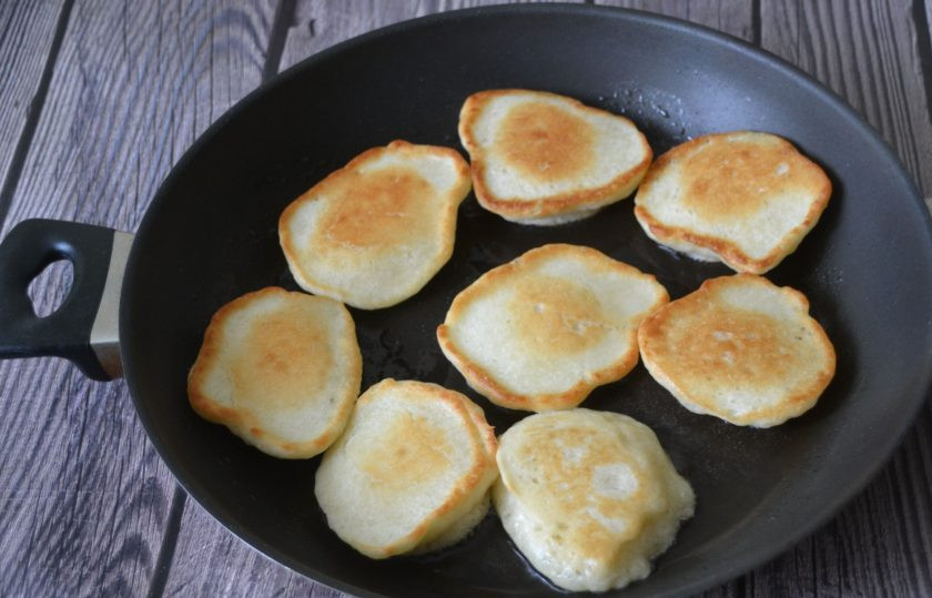 1. Этап. Оладьи на сыворотке без яиц: Жарьте оладьи на хорошо разогретой сковороде с обеих сторон до готовности в достаточном количестве растительного масла.