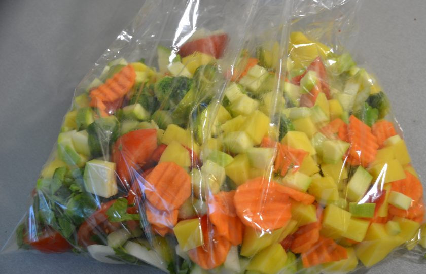 1. Этап. Овощное рагу в пакете для запекания: Сложите все овощи в пакет для запекания.