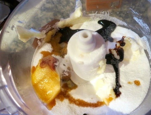 1. Этап. Веганское овсяное печенье: Изюм советую промыть и замочить в воде предварительно. Затем в блендере смешайте изюм, маргарин, патоку, сахар и ванильную эссенцию.