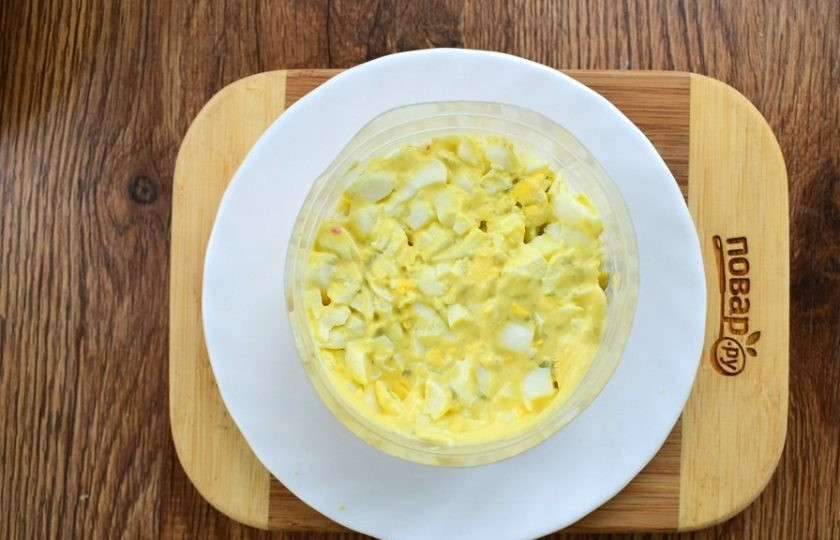 1. Этап. Крабовый салат с черносливом: 2-й слой — яйцо, майонез.