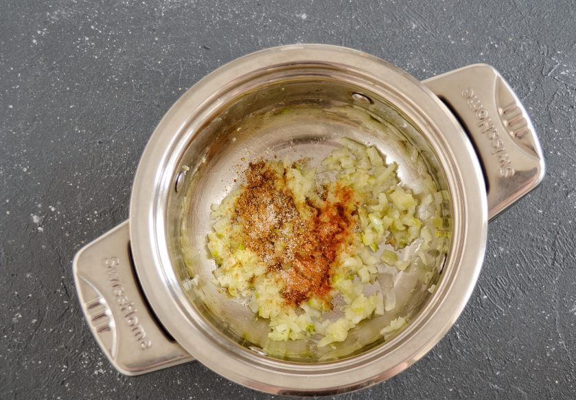 1. Этап. Карри с тыквой: Добавьте специи, прогрейте их минутку, чтобы аромат раскрылся.