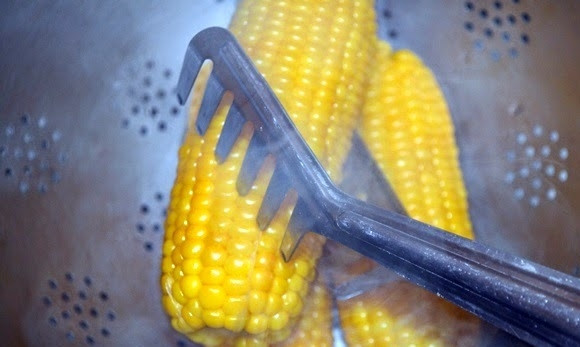 1. Этап. Рагу из говядины в тыкве по-аргентински: Тем временем подготовим все продукты для аргентинского рагу. В подсоленную кипящую воду бросаем кукурузу, варим минут 5.