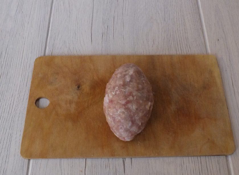 1. Этап. Зразы в мультиварке: Сформуйте котлету.