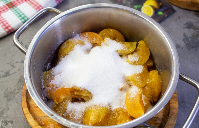 1. Этап. Варенье из белых слив: Засыпьте сливу сахаром и оставьте при комнатной температуре на пару часов, чтобы они пустили сок.