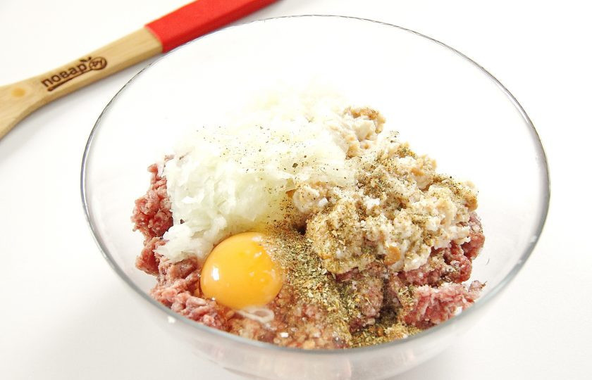1. Этап. Мясные кексы: Фарш переложите в глубокую миску, добавьте к нему измельченный лук, яйцо, соль, специи по вкусу, замоченный и отжатый хлеб.