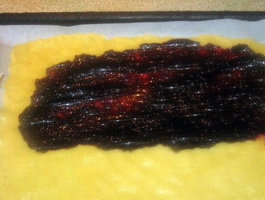 1. Этап. Пирог Крошка с вареньем: 7. Оставшееся тесто на некоторое время убрать в морозильник, завернув в пищевую пленку или полиэтиленовый пакет. Тем временем выложить сверху тонким слоем варенье.