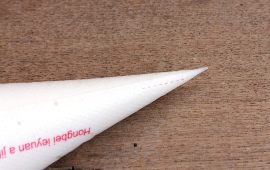 1. Этап. Тесто Катаифи: Приготовьте простое тесто, смешав яйцо, муку, воду и соль. Муку лучше просеять, чтобы в тесте не было комочков. Тесто положите в целлофановый пакет или пекарский мешок. Проколите пакет тонкой иголкой.