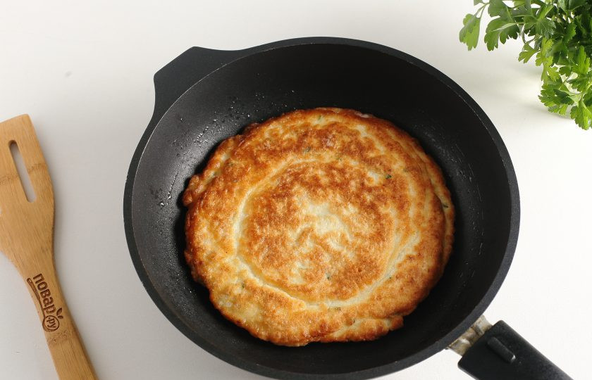 1. Этап. Ленивые хачапури на кефире: Из того количества ингредиентов, которые указаны в начале рецепта, можно приготовить три хачапури диаметром 22 см.