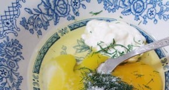 1. Этап. Картофельная запеканка с куриной грудкой: Приготовьте заливку: яйца взбейте с укропом, солью, сметаной.