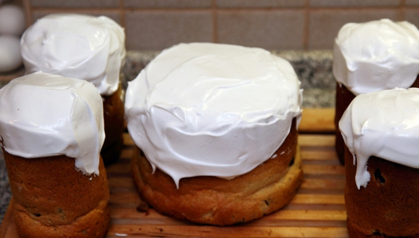 1. Этап. Пасхальная глазурь: Когда куличи остынут, украшаем их приготовленной глазурью. Приятного аппетита!