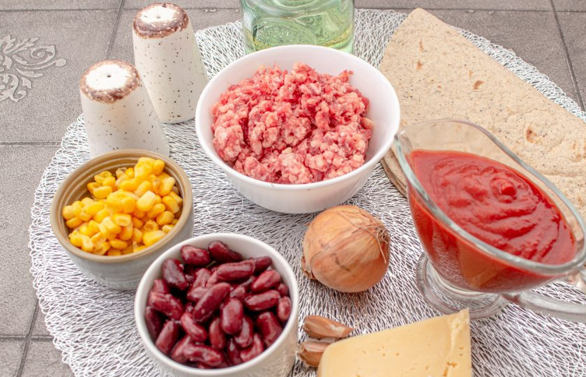 1. Этап. Буррито с фаршем и фасолью: Подготовьте все необходимые ингредиенты.