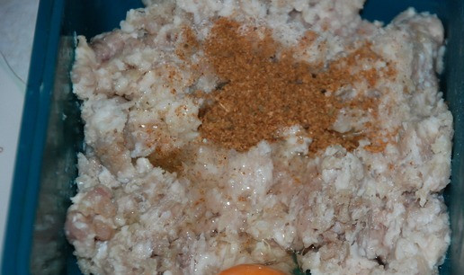 1. Этап. Теплый салат с мясными шариками: В мясной фарш добавить желток, соль и перец. Все хорошо вымесить.