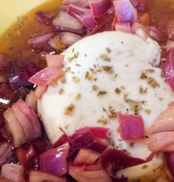 1. Этап. Теплый салат из помидоров, моцареллы и орегано: Содержимое формы для запекания выложить в салат и сверху посыпать отложенным заранее маринованным луком, слив жидкость. Она нам больше не нужна. Затем на салат выложить моцарелллу и перед подачей щедро посыпать его орегано. Приятного аппетита.