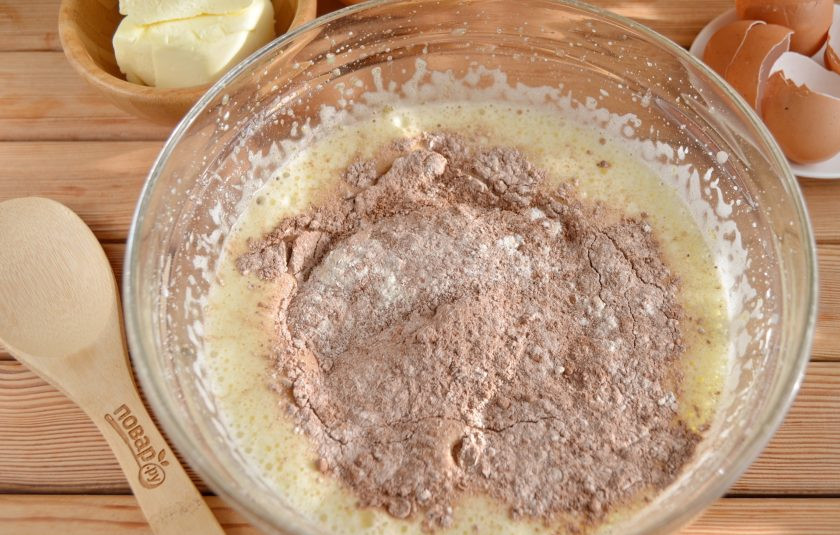 1. Этап. Шоколадный торт с орехами: 4. В чистой посудите смешайте муку, какао и разрыхлитель. Небольшими порциями всыпайте в яичную массу и миксером соединяйте.