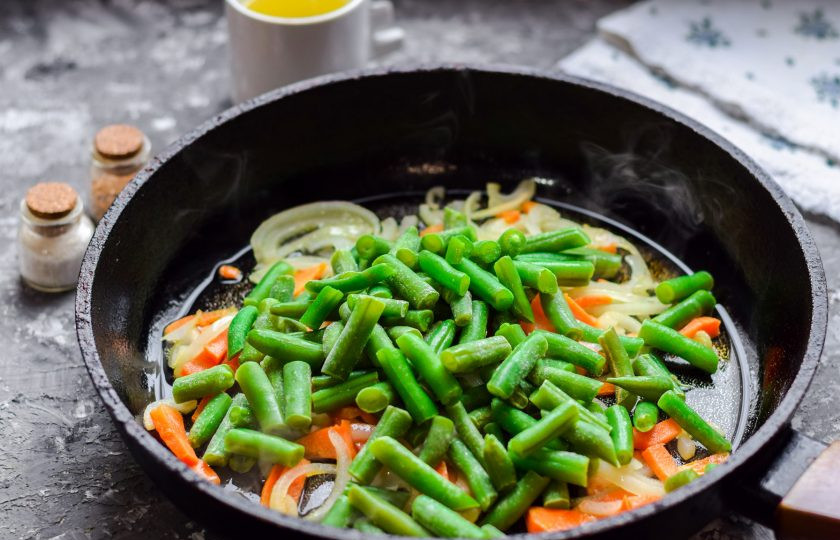 1. Этап. Стручковая фасоль с луком: Следом добавьте стручковую фасоль.