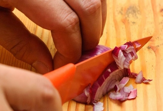 1. Этап. Салат Нежный с крабовыми палочками: 2. Очистите от пленок крабовые палочки. Нарежьте небольшими кубиками вместе с яйцами. Очистите луковицу, измельчите. Лучше использовать красный лук или ошпарить его предварительно кипятком.