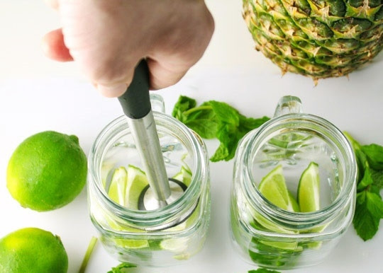 1. Этап. Ананасовый мохито: 2. Разомните лайм до образования сока.