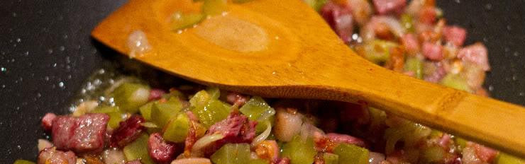 1. Этап. Классическая солянка: Добавляем в сковороду нарезанные мелкими кубиками соленые огурцы, тушим 3-4 минуты.