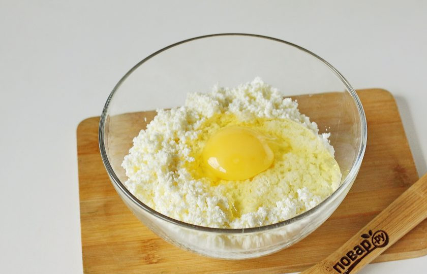 1. Этап. ПП завтрак из творога: Переложите творог в глубокую миску и добавьте яйцо.