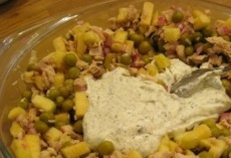 1. Этап. Салат с яблоками и курицей: В глубокую, красивую миску выложите лук, яблоки, откройте банку с горошком, выложите ее содержимое в миску. Вареную курицу порежьте на мелкие кусочки или помните вилкой. Возьмите сметану, добавьте туда немного сушеной зелени. Перемешайте салат большой ложкой. Можно подавать его к столу. Приятного аппетита!