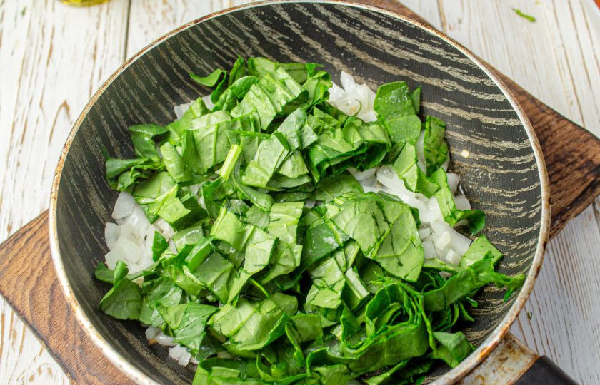 1. Этап. Форель запеченная со шпинатом: Шпинат промойте и обсушите, нарежьте тонкими полосками, добавьте его к луку и готовьте пару минут.