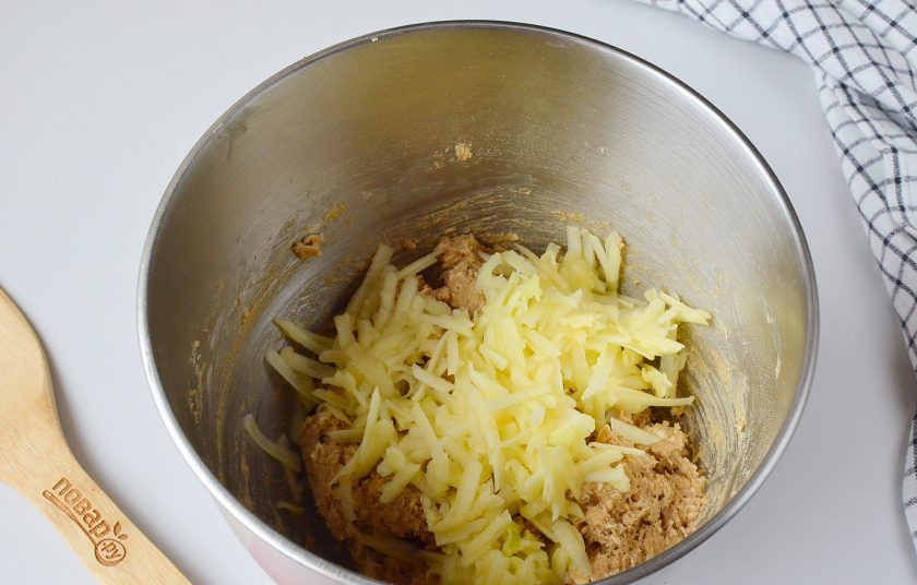 1. Этап. Овсяное печенье с яблоками без муки: С яблока снимите кожуру, натрите на крупной терке. Добавьте в тесто, перемешайте хорошо.