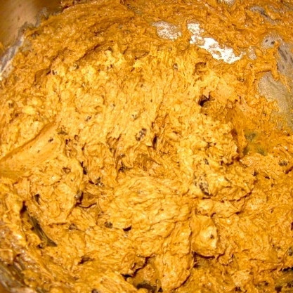 1. Этап. Кекс с изюмом и грецкими орехами: Продолжая взбивать миксером на средней скорости, по одному вводим яйца.