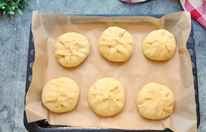 1. Этап. Морковное тесто: Разделите тесто на кусочки, сформируйте выпечку и испеките как обычную дрожжевую.