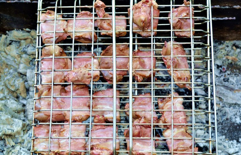 1. Этап. Печень в беконе на мангале: Выложите решетку на мангал и жарьте печень в беконе, переворачивая.