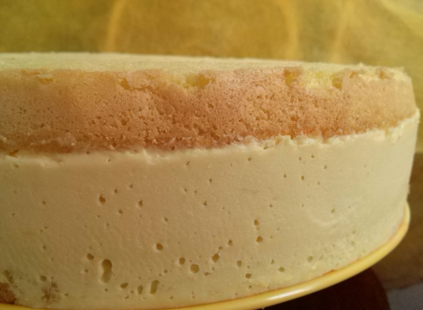 1. Этап. Птичье молоко (торт): Аккуратно проведите ножом по краю формы, прежде чем вынуть из нее торт.