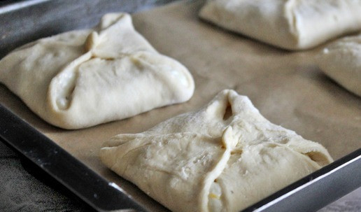 1. Этап. Венгерская ватрушка с грушей: Ватрушки выложить на противень, застеленный пергаментом для выпечки.