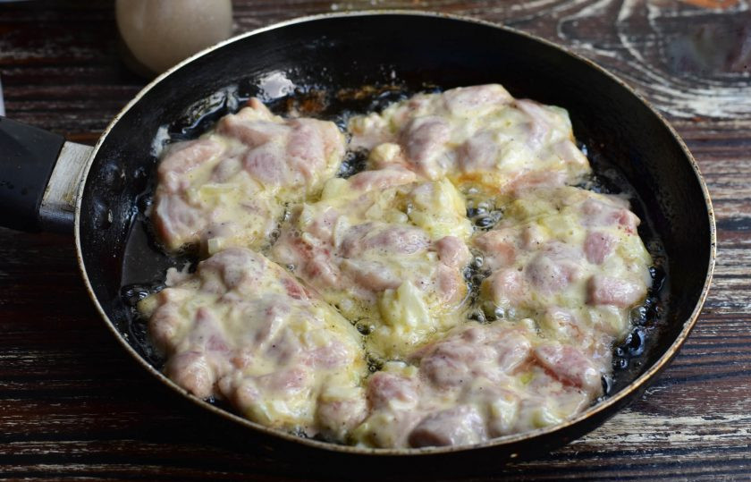 1. Этап. Оладьи из рубленой свинины: В сковороде разогрейте растительное масло. Выложите ложкой оладьи.