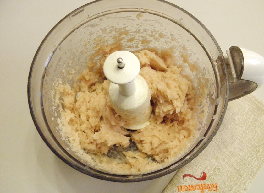 1. Этап. Ёжики из фарша с рисом: Измельчайте до состояния фарша.