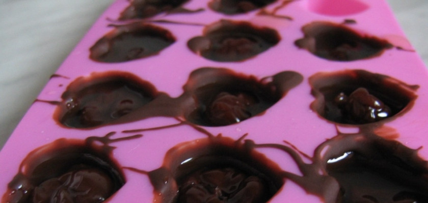 1. Этап. Пьяная вишня в шоколаде: 3. Достаем из холодильника формочки, кладем в каждую по ягодке и немного наливаем сиропа, около ¾ формы (в котором мариновалась вишня). Отправляем форму на 1 час в холодильник.