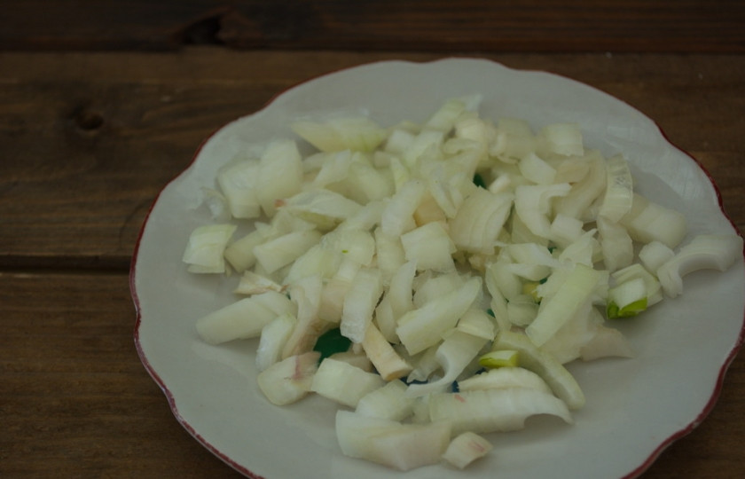 1. Этап. Солянка с сосисками: Репчатый лук нарезаем кубиком.