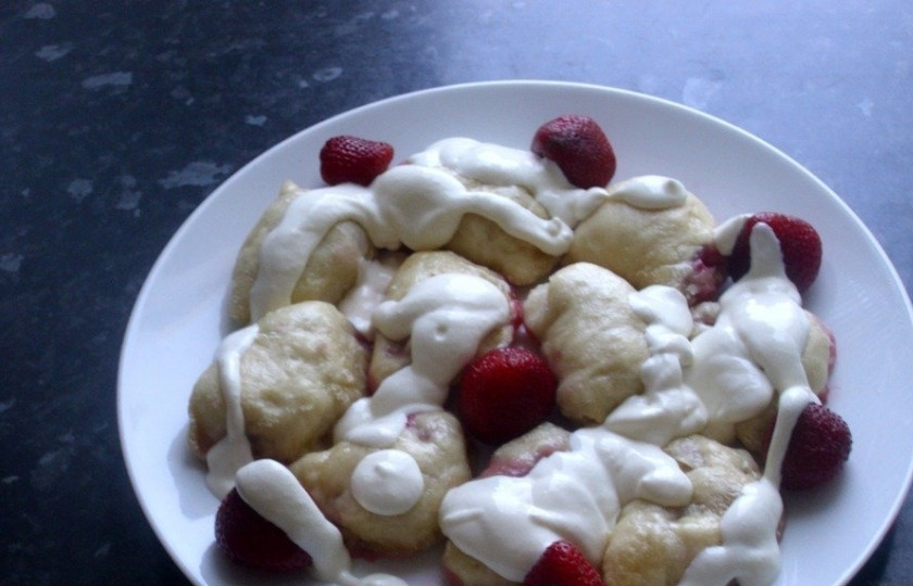 1. Этап. Вареники с клубникой на кефире: 4. Когда вареники всплывут, провариваем их еще пару минут и подаем к столу. Это традиционный способ, а можно вареники по этому рецепту приготовить на пару: они получатся вкуснее, а начинка будет еще сочнее. Перед подачей полейте вареники сметаной и при желании посыпьте их сахаром.