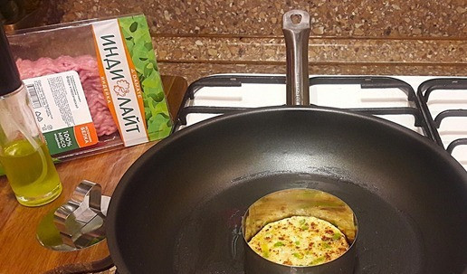 1. Этап. Бургер к Новогоднему столу: Сформировать лепешки. Обжарить на сковородке с маслом. Я использовала кулинарное кольцо, чтобы бургеры были одной формы. Когда бургер обжарится с одной стороны - снять кольцо и обжарить с другой стороны до готовности