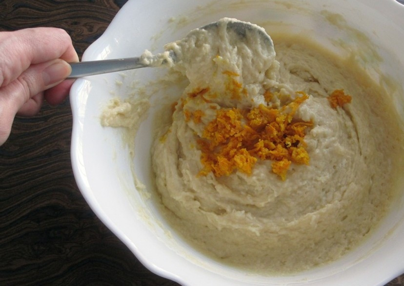 1. Этап. Кексы простые на кефире: 6. В самом конце добавляем цедру апельсина, она придаст особую пикантность нашим кексам. Но это исключительно при желании. Можно добавить немного изюма, с кексами он идеально сочетается (не забудьте его предварительно замочить минут на 20 перед отправкой в тесто).