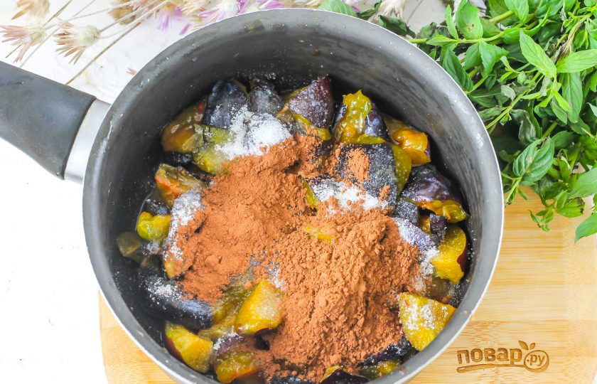 1. Этап. Нутелла из сливы: Всыпьте какао-порошок. В зависимости от его цвета, уменьшите или увеличьте объем продукта. Чем темнее какао, тем меньше его потребуется для варки. Отварите содержимое емкости примерно 10 минут, время от времени перемешивая.