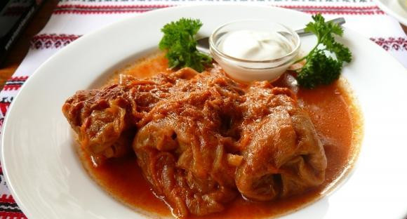 1. Этап. Голубцы в аэрогриле: 6. Если у вас нет аэрогриля, можете обжарить голубцы на сковороде, после чего протушить в соусе до готовности. Перед подачей не забудьте полить томатным соусом или сметаной, а также притрусить зеленью.