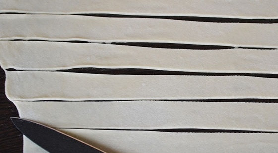 1. Этап. Дюшбара: 8. Сначала нарежьте его полосочками примерно по 1.5-2 сантиметра, а затем — на небольшие квадраты.