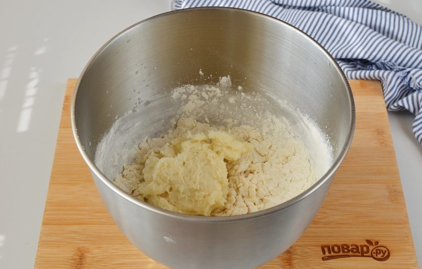 1. Этап. Заварной хлеб: Добавьте завареное тесто, вымешивайте не менее 10 минут миксером или руками, пока тесто не станет однородным и пластичным колобком.