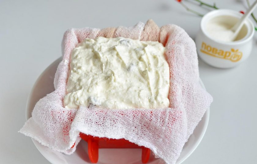 1. Этап. Пасха с белым шоколадом: Формочку застелите марлей (ее лучше сложить в два раза), переверните 