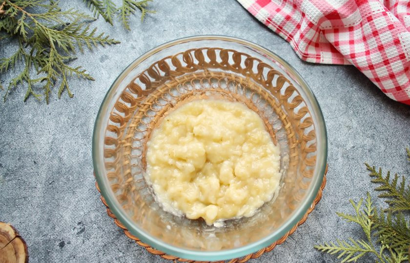 1. Этап. Конфеты из печенья с бананом: Банан очистите, порежьте на кусочки и разомните в пюре.