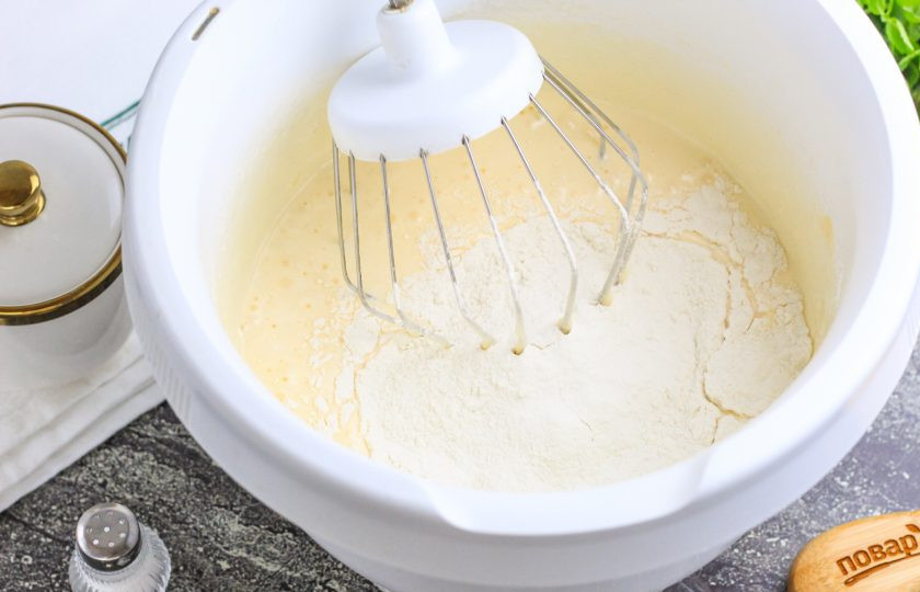 1. Этап. Пирог на сливочном масле: Всыпьте муку с разрыхлителем в емкость и аккуратно вмешайте их во взбитую массу.