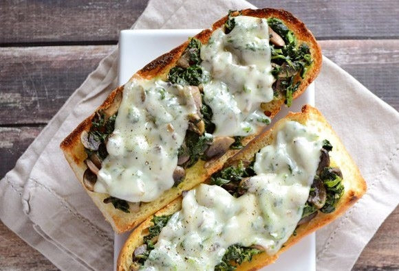 1. Этап. Бутерброды в духовке с грибами и шпинатом: 6. Подавайте бутерброды горячими или уже остывшими.