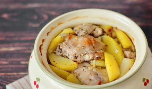 1. Этап. Деревенское жаркое в горшке: А затем достаньте аккуратно горшок из духовки, откройте крышку, и вот такую красоту вы получите!