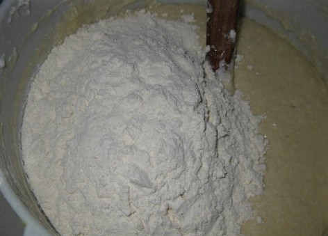 1. Этап. Пасхальный кулич простой: Затем добавляем остальную просеянную муку и перемешиваем сначала ложкой, а потом руками.