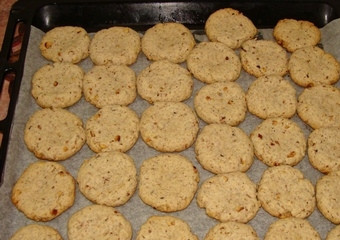 1. Этап. Постное печенье с орехами: 3. Ложечкой выкладываем теперь кружочки - будущие печеньки. Запекаем их 25 минут при 190 градусах, пока не подрумянятся.
